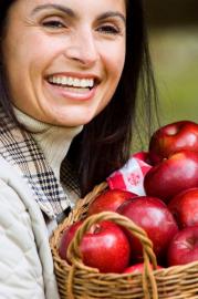 Kopia owoce - jabłka - kobieta - kosz - zmniejszone.jpg